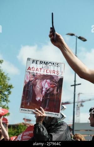 Toulouse, France, 7th mai 2022. Une marche a eu lieu à Toulouse (France), le 7 mai 2022, pour exiger l'abolition des abattoirs, et plus largement pour promouvoir le bien-être des animaux et réduire la consommation de viande et de poisson. Les organisateurs (associations 'J'agis pour les animales' et L214) soulignent que chaque jour, pas moins de 164 millions d'animaux terrestres sont tués et près de 3 milliards d'animaux aquatiques. Photo de Patrick Batard/ABACAPRESS.com crédit: Abaca Press/Alay Live News Banque D'Images