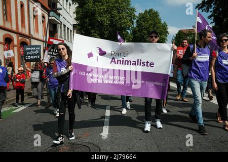 Toulouse, France, 7th mai 2022. Bannière de la partie Animalliste (Parti Animaliste). Une marche a eu lieu à Toulouse (France), le 7 mai 2022, pour exiger l'abolition des abattoirs, et plus largement pour promouvoir le bien-être des animaux et réduire la consommation de viande et de poisson. Les organisateurs (associations 'J'agis pour les animales' et L214) soulignent que chaque jour, pas moins de 164 millions d'animaux terrestres sont tués et près de 3 milliards d'animaux aquatiques. Photo de Patrick Batard/ABACAPRESS.com crédit: Abaca Press/Alay Live News Banque D'Images