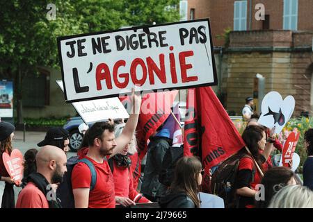 Toulouse, France, 7th mai 2022. Signe 'Je ne digérer pas l'agonie'. Une marche a eu lieu à Toulouse (France), le 7 mai 2022, pour exiger l'abolition des abattoirs, et plus largement pour promouvoir le bien-être des animaux et réduire la consommation de viande et de poisson. Les organisateurs (associations 'J'agis pour les animales' et L214) soulignent que chaque jour, pas moins de 164 millions d'animaux terrestres sont tués et près de 3 milliards d'animaux aquatiques. Photo de Patrick Batard/ABACAPRESS.com crédit: Abaca Press/Alay Live News Banque D'Images