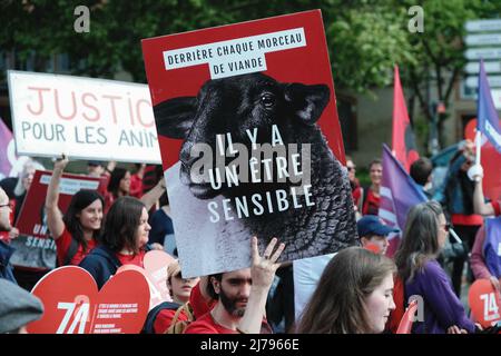 Toulouse, France, 7th mai 2022. Signe pour la défense des animaux comme êtres sensibles. Une marche a eu lieu à Toulouse (France), le 7 mai 2022, pour exiger l'abolition des abattoirs, et plus largement pour promouvoir le bien-être des animaux et réduire la consommation de viande et de poisson. Les organisateurs (associations 'J'agis pour les animales' et L214) soulignent que chaque jour, pas moins de 164 millions d'animaux terrestres sont tués et près de 3 milliards d'animaux aquatiques. Photo de Patrick Batard/ABACAPRESS.com crédit: Abaca Press/Alay Live News Banque D'Images