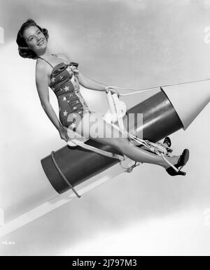 Starlet VIRGINIA GIBSON 1950 PIN Up pose dans un maillot de bain équitation Firework Rocket publicité pour Warner Bros. Banque D'Images