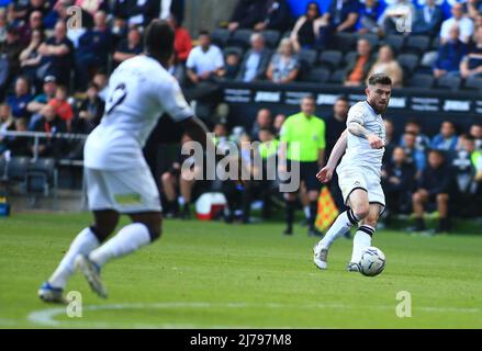 7th mai 2022 ; stade Swansea.com, Swansea, pays de Galles ; football de championnat, Swansea contre Queens Park Rangers; Ryan Manning, de Swansea City, passe le ballon Banque D'Images