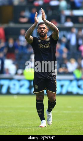 7th mai 2022 ; stade Swansea.com, Swansea, pays de Galles ; football de championnat, Swansea versus Queens Park Rangers; André Gray de Queens Park Rangers applaudit les supporters itinérants après le dernier match de la saison Banque D'Images