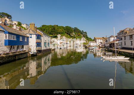 Port intérieur de Polperro à marée haute le jour de juillet chaud - Polperro, Cornwall, Royaume-Uni. Banque D'Images