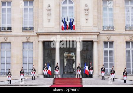 Paris, France. 7th mai 2022. L'Elysée Palace est vu avant la cérémonie d'investiture d'Emmanuel Macron à la présidence française à Paris, France, le 7 mai 2022. Macron a remporté le deuxième tour de l'élection tenue le 24 avril avec une majorité absolue de 18 768 638 voix (58,55 pour cent des bulletins de vote valides). Selon la loi, le second mandat de Macron doit commencer au plus tard le 14 mai. Credit: Gao Jing/Xinhua/Alamy Live News Banque D'Images