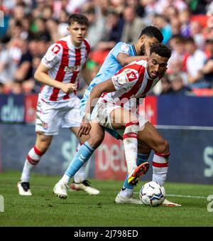 7th mai 2022 ; Bet365 Stadium, Stoke, Staffordshire, Angleterre ; Football de championnat, Stoke City contre Coventry City ; Jacob Brown de Stoke City sous pression Banque D'Images