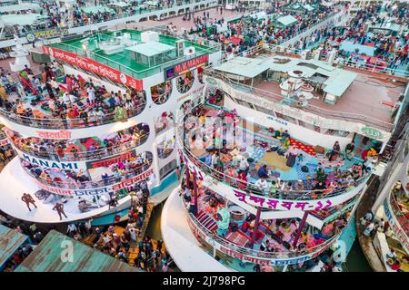 7 mai 2022, Barishal, Barishal, Bangladesh: Les bangladais se rentrent à Dhaka après la célébration d'Eid-al-Fitr dans leur ville natale, depuis le terminal de ferry de Barishal, l'un des ports de ferry les plus achalandés du Bangladesh, 07 mai 2022. Après avoir profité de longues vacances de 6 jours, les gens se rassemblent au dernier étage de chaque ferry qui commencera le voyage le soir en direction de la capitale Dhaka. Tant de gens ne pouvaient pas s'arranger pour acheter un billet de cabine dans ces ferries que pour cela ils ont dû se rassembler au dernier étage de ces ferries. Les musulmans du monde entier célèbrent Eid al-Fitr, le festival de trois jours du Th Banque D'Images