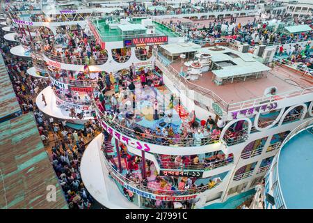 7 mai 2022, Barishal, Barishal, Bangladesh: Les bangladais se rentrent à Dhaka après la célébration d'Eid-al-Fitr dans leur ville natale, depuis le terminal de ferry de Barishal, l'un des ports de ferry les plus achalandés du Bangladesh, 07 mai 2022. Après avoir profité de longues vacances de 6 jours, les gens se rassemblent au dernier étage de chaque ferry qui commencera le voyage le soir en direction de la capitale Dhaka. Tant de gens ne pouvaient pas s'arranger pour acheter un billet de cabine dans ces ferries que pour cela ils ont dû se rassembler au dernier étage de ces ferries. Les musulmans du monde entier célèbrent Eid al-Fitr, le festival de trois jours du Th Banque D'Images