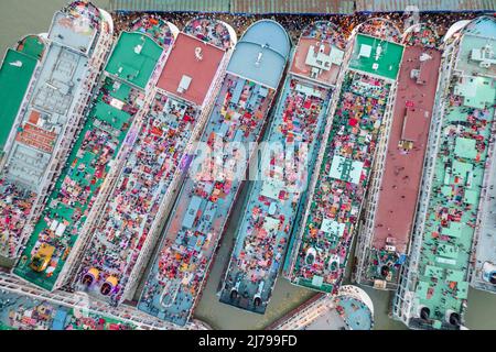 7 mai 2022, Barishal, Barishal, Bangladesh: Les bangladais se rentrent à Dhaka après la célébration d'Eid-al-Fitr dans leur ville natale, depuis le terminal de ferry de Barishal, l'un des ports de ferry les plus achalandés du Bangladesh, 07 mai 2022. Après avoir profité de longues vacances de 6 jours, les gens se rassemblent au dernier étage de chaque ferry qui commencera le voyage le soir en direction de la capitale Dhaka. Tant de gens ne pouvaient pas s'arranger pour acheter un billet de cabine dans ces ferries que pour cela ils ont dû se rassembler au dernier étage de ces ferries. Les musulmans du monde entier célèbrent Eid al-Fitr, le festival de trois jours du Th Banque D'Images