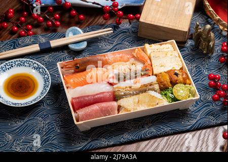 donburi suprême dans un plat avec des baguettes isolées sur le tapis vue latérale de la nourriture de taïwan Banque D'Images