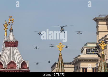 Moscou, Russie. 7th mai 2022. Des hélicoptères participent à une répétition du défilé du jour de la victoire à Moscou, en Russie, le 7 mai 2022. Crédit: Bai Xueqi/Xinhua/Alay Live News Banque D'Images