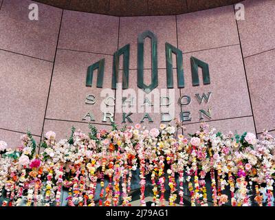 Logo d'entrée du centre commercial 'Schadow-Arkaden' avec décoration colorée de fleurs printanières. Emplacement : centre-ville de Düsseldorf/Allemagne. Banque D'Images