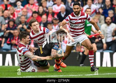 Mark Percival (4) de St Helens est attaqué juste en deçà de la ligne sur la dernière pièce par John Bateman (13) de Wigan Warriors dans , le 5/7/2022. (Photo de Craig Thomas/News Images/Sipa USA) Banque D'Images