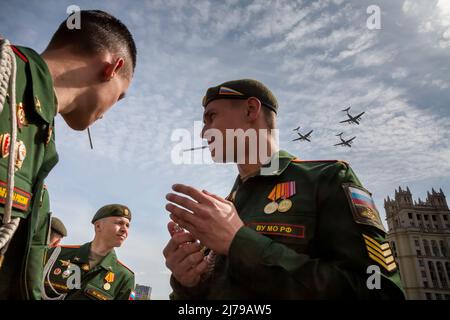 Moscou, Russie. 7th mai 2022. Les militaires fument après la répétition de la robe de la place Rouge terminée sur le remblai Kotelnicheskaya dans le centre de Moscou, en Russie. Nikolay Vinokurov/Alay Live News Banque D'Images