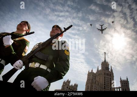 Moscou, Russie. 7th mai 2022. L'avion de chasse MIG-29 de Mikoyan suit un avion-citerne Ilyushin il-78 lors de la répétition de la tenue pour le prochain défilé du jour de la victoire qui marquera le 77th anniversaire de la victoire sur l'Allemagne nazie de la Seconde Guerre mondiale à Moscou, en Russie. Nikolay Vinokurov/Alay Live News Banque D'Images