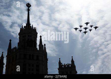 Moscou, Russie. 7th mai 2022. Sukhoi su-30SM et Mikoyan MIG-29 chasseurs du Russkiye Vityazi (Chevaliers russes) Et les équipes aérobies de Strizhi (Swifts) volent respectivement dans la formation Kubinka Diamond sur fond de gratte-ciel soviétique sur le remblai Kotelnicheskaya lors de la répétition de la place Rouge pour le prochain flycast du jour de la victoire qui marquera le 77th anniversaire de la victoire sur l'Allemagne nazie lors de la Seconde Guerre mondiale Moscou, Russie. Nikolay Vinokurov/Alay Live News Banque D'Images