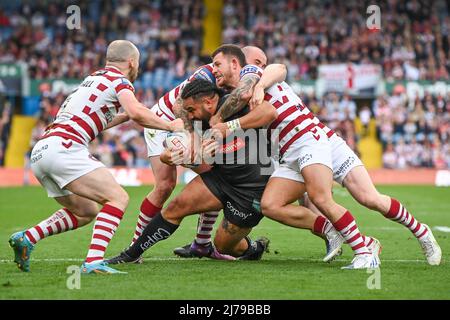 Konrad Hurrell (23), de St Helens, est attaqué en dernier lieu par 4 joueurs de wigan à , le 5/7/2022. (Photo de Craig Thomas/News Images/Sipa USA) Banque D'Images