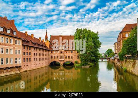 Belle vue panoramique sur le Heilig-Geist-Spital (Hôpital Saint-Esprit) depuis l'ouest, en partie construit sur la rivière Pegnitz à Nuremberg, en Allemagne. Il... Banque D'Images