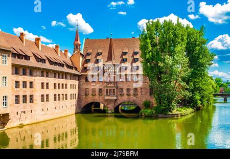 Belle vue sur le célèbre Heilig-Geist-Spital (Hôpital Saint-Esprit) de l'ouest sur la rivière Pegnitz à Nuremberg, Allemagne. Il a été construit en 1339 pour... Banque D'Images