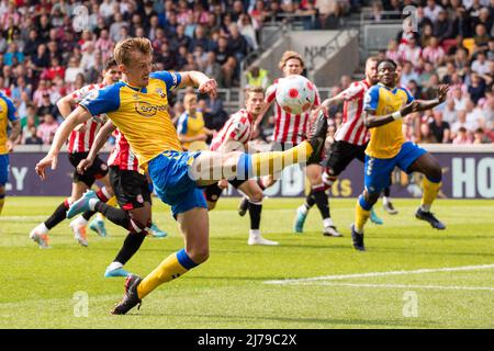 LONDRES, ROYAUME-UNI. MAI 7th Stuart Armstrong de Southampton contrôle le ballon lors du match de la Premier League entre Brentford et Southampton au stade communautaire de Brentford, Brentford, le samedi 7th mai 2022. (Credit: Federico Maranesi | MI News) Credit: MI News & Sport /Alay Live News Banque D'Images