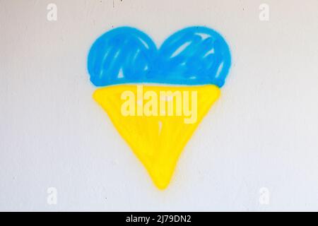Vaporisez le coeur peint avec le drapeau ukrainien dedans. Banque D'Images