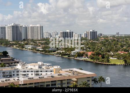Hallandale, Floride, États-Unis - 30 avril 2022 : paysage urbain avec vue sur l'île d'or et ciel spectaculaire Banque D'Images