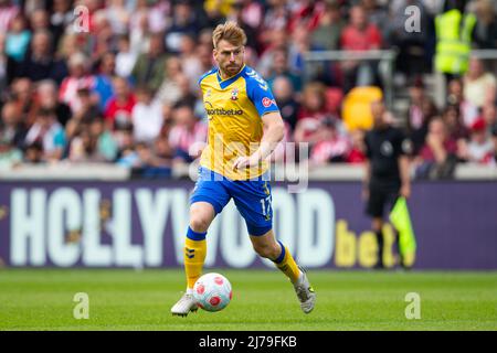 LONDRES, ROYAUME-UNI. MAI 7th Stuart Armstrong de Southampton contrôle le ballon lors du match de la Premier League entre Brentford et Southampton au stade communautaire de Brentford, Brentford, le samedi 7th mai 2022. (Credit: Federico Maranesi | MI News) Credit: MI News & Sport /Alay Live News Banque D'Images