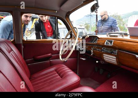 (220507) -- SARAJEVO, le 7 mai 2022 (Xinhua) -- les gens regardent l'intérieur d'une vieille voiture lors d'une réunion de voitures anciennes à Sarajevo, Bosnie-Herzégovine (BiH), le 7 mai 2022. (Photo de Nedim Grabovica/Xinhua) Banque D'Images