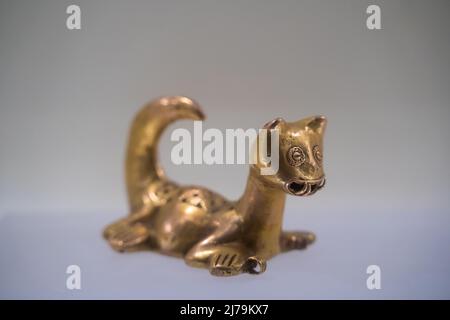 Bogota, Colombie, musée de l'or, 5 mai 2022. Artefact d'or pré-colombien en forme de jaguar. Banque D'Images