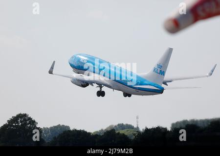 2022-05-07 16:19:07 ROTTERDAM - avion décollage de Rotterdam l'aéroport de la Haye. L'aéroport de Schiphol s'attend à être en mesure d'éviter les problèmes dus à la foule à l'aéroport en déplaçant, entre autres, six vols au départ vers l'aéroport de Rotterdam la Haye. ANP bas CZERWINSKIA pays-bas OUT - belgique OUT Banque D'Images