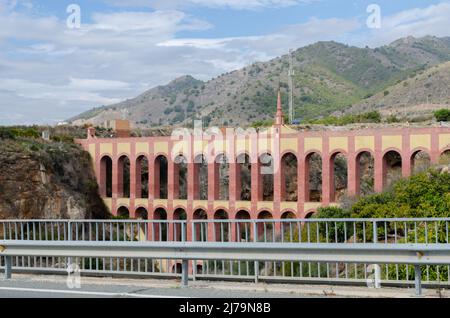 NERJA, ESPAGNE - 03 MARS 2022 est considéré à travers la région comme un joyau historique de l'architecture espagnole. L'aqueduc est situé au sud-ouest de t Banque D'Images