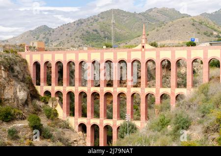 NERJA, ESPAGNE - 03 MARS 2022 est considéré à travers la région comme un joyau historique de l'architecture espagnole. L'aqueduc est situé au sud-ouest de t Banque D'Images