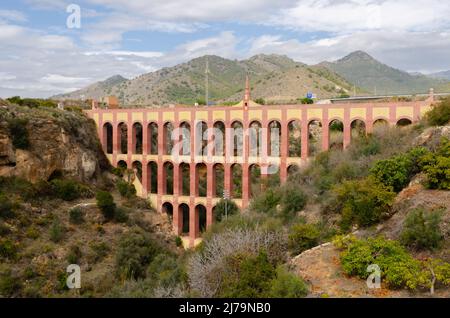 NERJA, ESPAGNE - 03 MARS 2022 est considéré à travers la région comme un joyau historique de l'architecture espagnole. L'aqueduc est situé au sud-ouest de t Banque D'Images
