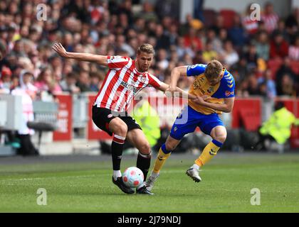 Brentford Community Stadium, Londres, Royaume-Uni. 7th mai 2022. Premier League football, Brentford versus Southampton; Kristoffer Ajer de Brentford défié par Stuart Armstrong de Southampton crédit: Action plus Sports/Alay Live News Banque D'Images