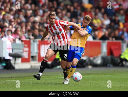 Brentford Community Stadium, Londres, Royaume-Uni. 7th mai 2022. Premier League football, Brentford versus Southampton; Kristoffer Ajer de Brentford défié par Stuart Armstrong de Southampton crédit: Action plus Sports/Alay Live News Banque D'Images