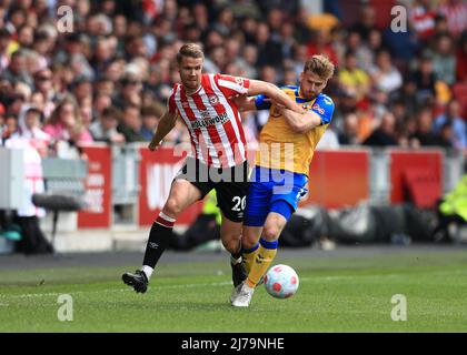 Brentford Community Stadium, Londres, Royaume-Uni. 7th mai 2022. Premier League football, Brentford versus Southampton; Kristoffer Ajer de Brentford défié par Stuart Armstrong de Southampton crédit: Action plus Sports/Alay Live News Banque D'Images