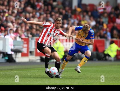 Brentford Community Stadium, Londres, Royaume-Uni. 7th mai 2022. Premier League football, Brentford versus Southampton; Kristoffer Ajer de Brentford défié par Stuart Armstrong de Southampton crédit: Action plus Sports/Alay Live News Banque D'Images