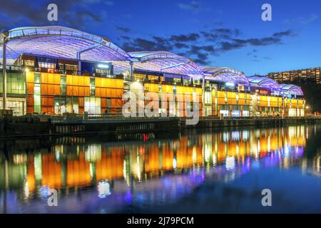 Scène nocturne du centre commercial Confluence dans le quartier Confluence Perrache de Lyon, France. Le bâtiment a été ouvert en 2012 suivant les plans de ar Banque D'Images