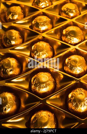 Boîte de chocolats enveloppés d'une feuille d'or Banque D'Images