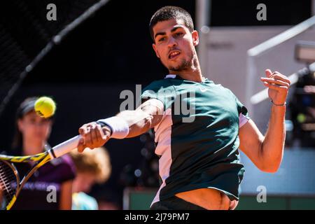 Madrid, Espagne. 07th mai 2022. Madrid, . 07 Mai, 2022: CARLOS ALCARAZ (ESP) le ballon à NOVAK DJOKOVIC (SRB) au jour 10 de l'Open de Madrid 2022. Credit: Matthias Oesterle/Alamy Live News Banque D'Images