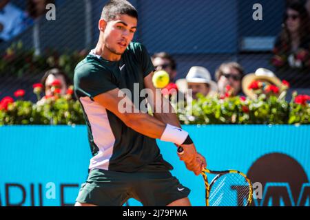 Madrid, Espagne. 07th mai 2022. Madrid, . 07 Mai, 2022: CARLOS ALCARAZ (ESP) le ballon à NOVAK DJOKOVIC (SRB) au jour 10 de l'Open de Madrid 2022. Credit: Matthias Oesterle/Alamy Live News Banque D'Images