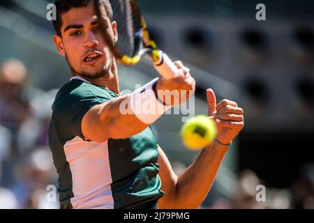 Madrid, Espagne. 07th mai 2022. Madrid, . 07 Mai, 2022: CARLOS ALCARAZ (ESP) le ballon à NOVAK DJOKOVIC (SRB) au jour 10 de l'Open de Madrid 2022. Credit: Matthias Oesterle/Alamy Live News Banque D'Images