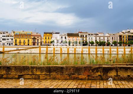 Maisons colorées du quartier de Triana sur le fleuve Guadalquivir - Séville, Espagne Banque D'Images