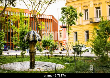 Tbilissi, Géorgie - 30th avril 2022 : statue de personne avec parapluie sur la place Gudiashvili, dans le centre-ville de Tbilissi, Géorgie Banque D'Images