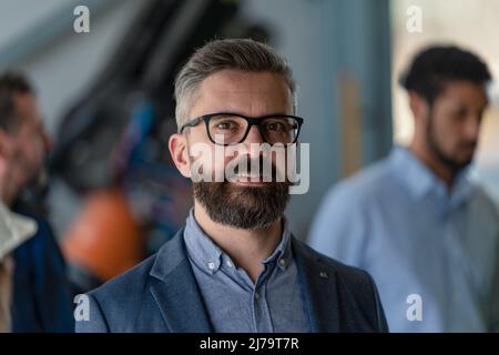 Portrait d'un ingénieur en chef dans une usine industrielle moderne qui regarde la caméra. Banque D'Images