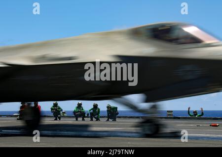 Mer des Philippines, États-Unis. 06 mai 2022. Un avion de chasse F-35C Lightning II du corps des Marines des États-Unis affecté à l'escadron d'attaque 314 des Chevaliers noirs de la Marine Fighter lance le pont de vol du porte-avions USS Abraham Lincoln lors d'une patrouille de routine le 6 mai 2022 en mer des Philippines. Crédit : MCS Julia Brockman/Planetpix/Alamy Live News Banque D'Images