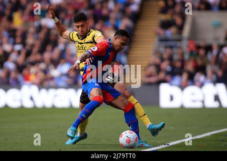 Londres, Royaume-Uni. 07th mai 2022. Nathaniel Clyne du Crystal Palace (R) est attaqué par Adam Masina de Watford (L). Match de première ligue, Crystal Palace v Watford au stade Selhurst Park à Londres le samedi 7th mai 2022. Cette image ne peut être utilisée qu'à des fins éditoriales. Utilisation éditoriale uniquement, licence requise pour une utilisation commerciale. Aucune utilisation dans les Paris, les jeux ou les publications d'un seul club/ligue/joueur. photo par Steffan Bowen/Andrew Orchard sports photographie/Alay Live news crédit: Andrew Orchard sports photographie/Alay Live News Banque D'Images