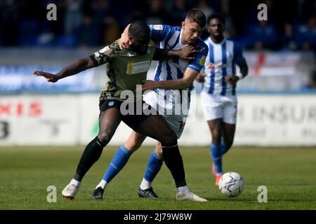 John Akinde de Colchester United lutte contre Luke Molyneux de Hartlepool United - Hartlepool United contre Colchester United, Sky Bet League Two, Super 6 Stadium, Hartlepool, Royaume-Uni - 7th mai 2022 usage éditorial uniquement - restrictions DataCo applicables Banque D'Images