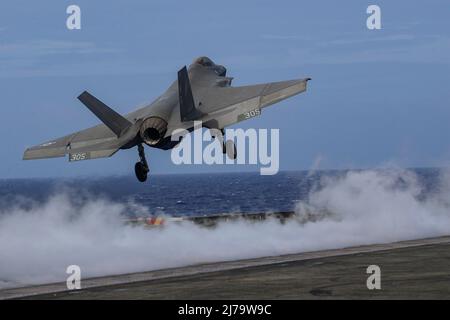 Mer des Philippines, États-Unis. 01 mai 2022. Un avion de chasse F-35C Lightning II du corps des Marines des États-Unis affecté à l'escadron d'attaque 314 des Chevaliers noirs de la Marine Fighter lance le pont de vol du porte-avions USS Abraham Lincoln lors d'une patrouille de routine le 1 mai 2022 en mer des Philippines. Crédit : MC3 Javier Reyes/Planetpix/Alay Live News Banque D'Images