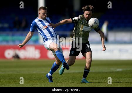 Noah Chilvers de Colchester United lutte contre Nicky Featherstone de Hartlepool United - Hartlepool United contre Colchester United, Sky Bet League Two, Super 6 Stadium, Hartlepool, Royaume-Uni - 7th mai 2022 usage éditorial uniquement - des restrictions DataCo s'appliquent Banque D'Images